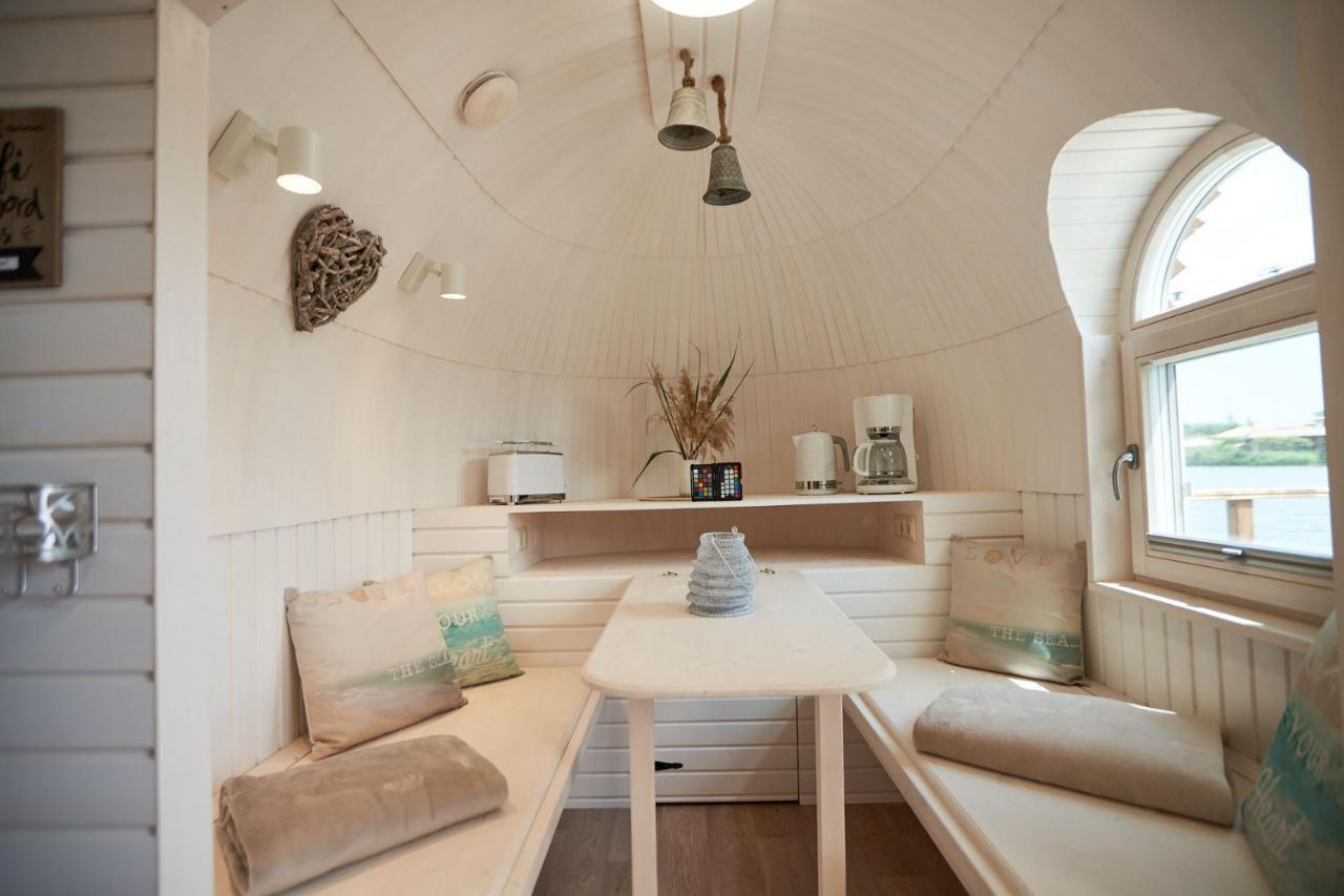 Botel Iglu Camp *